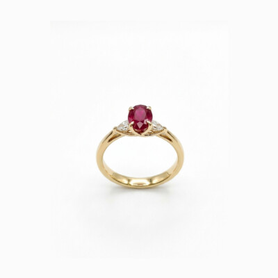 Bague or jaune, rubis et diamants