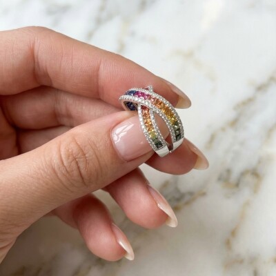 Bague or blanc, saphirs multicolores et diamants