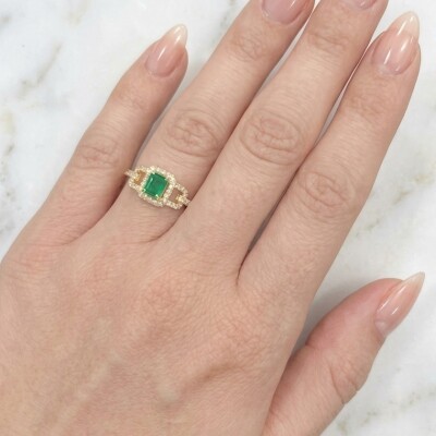 Bague or jaune émeraude et diamants