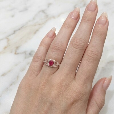 Bague or rose, rubis et diamants
