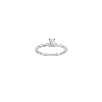 Bague or blanc et diamant taille émeraude