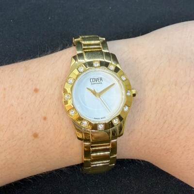 Montre Femme Cover Swiss Made Dorée – Verre Saphir et Lunette Sertie de Cristaux