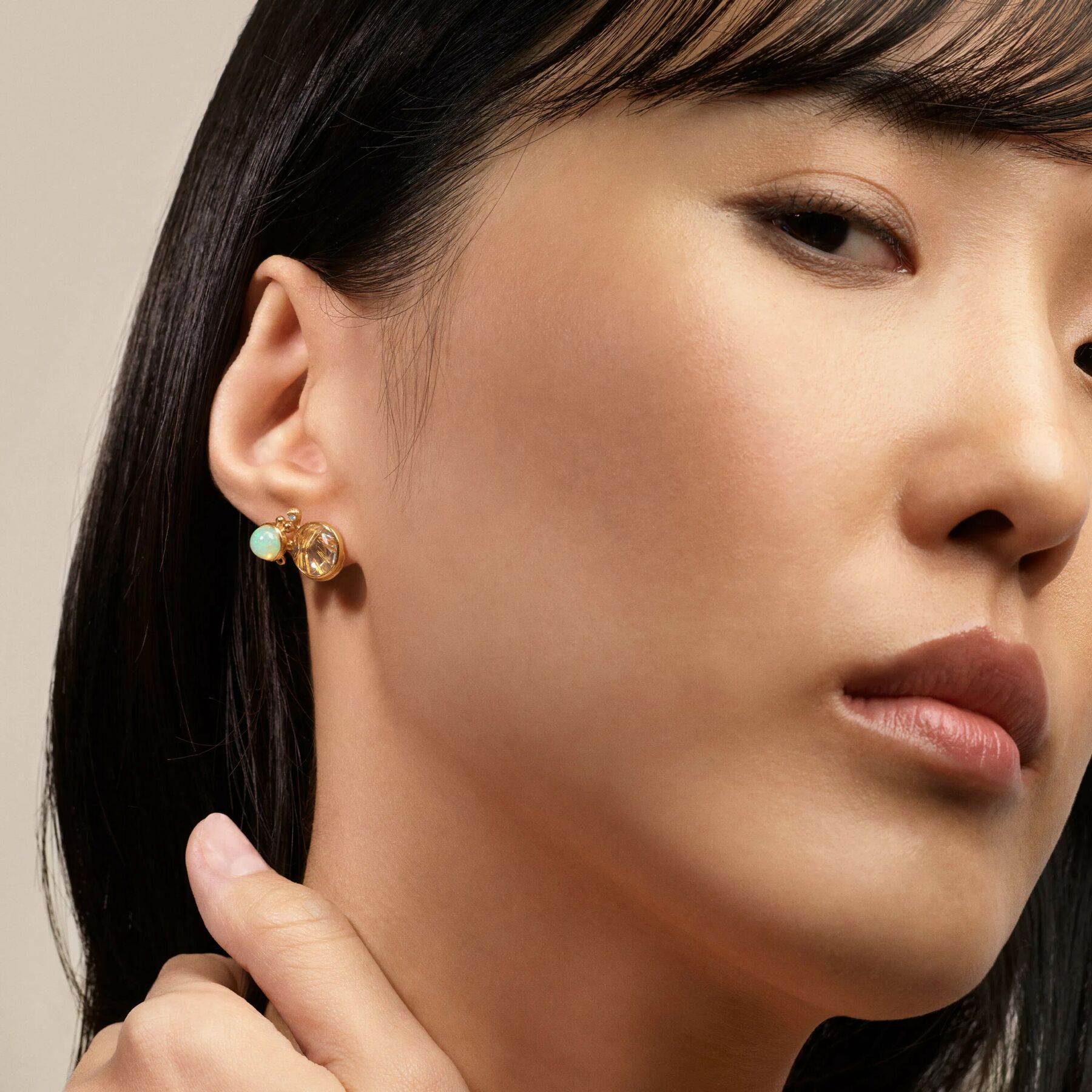 Boucles d’oreilles BoHo de Ole Lynggaard Copenhagen en or jaune, diamants, quartz rutile et opale