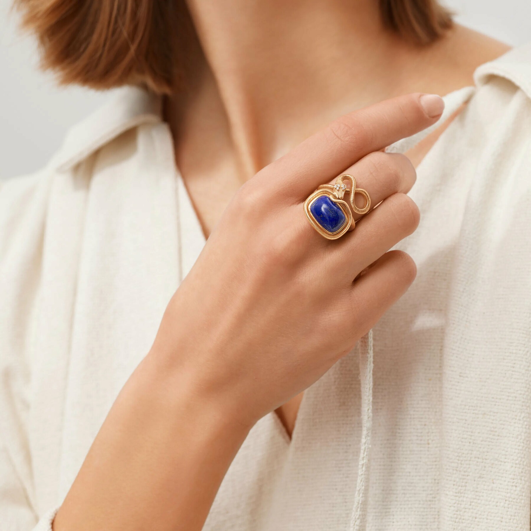Bague Snakes de Ole Lynggaard Copenhagen en or jaune brossé et lapis-lazuli