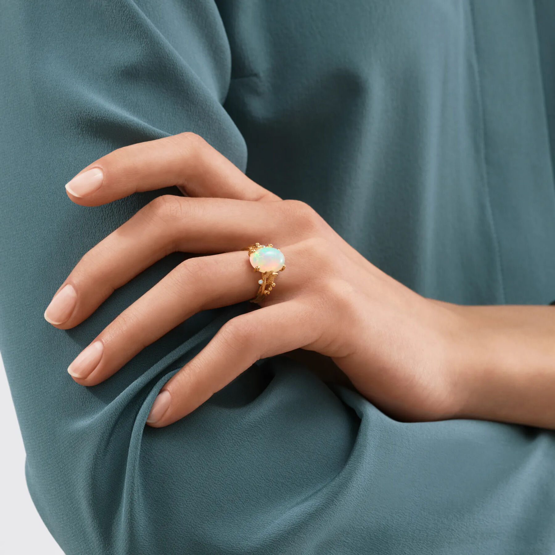 Bague BoHo petit modèle de Ole Lynggaard Copenhagen en or jaune, diamants et opale