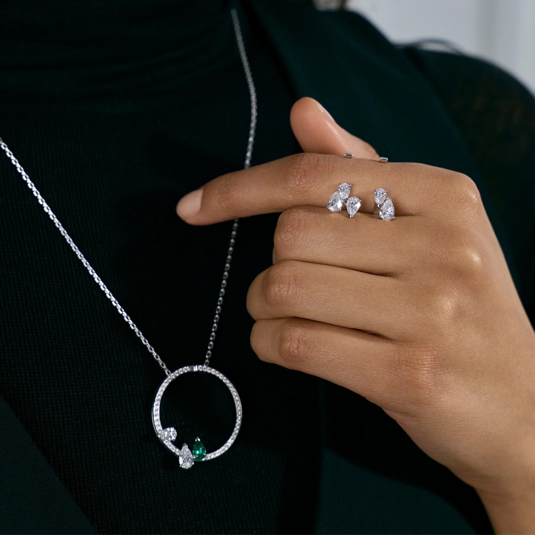 Collier Repossi Serti sur Vide en or blanc, diamants et émeraude