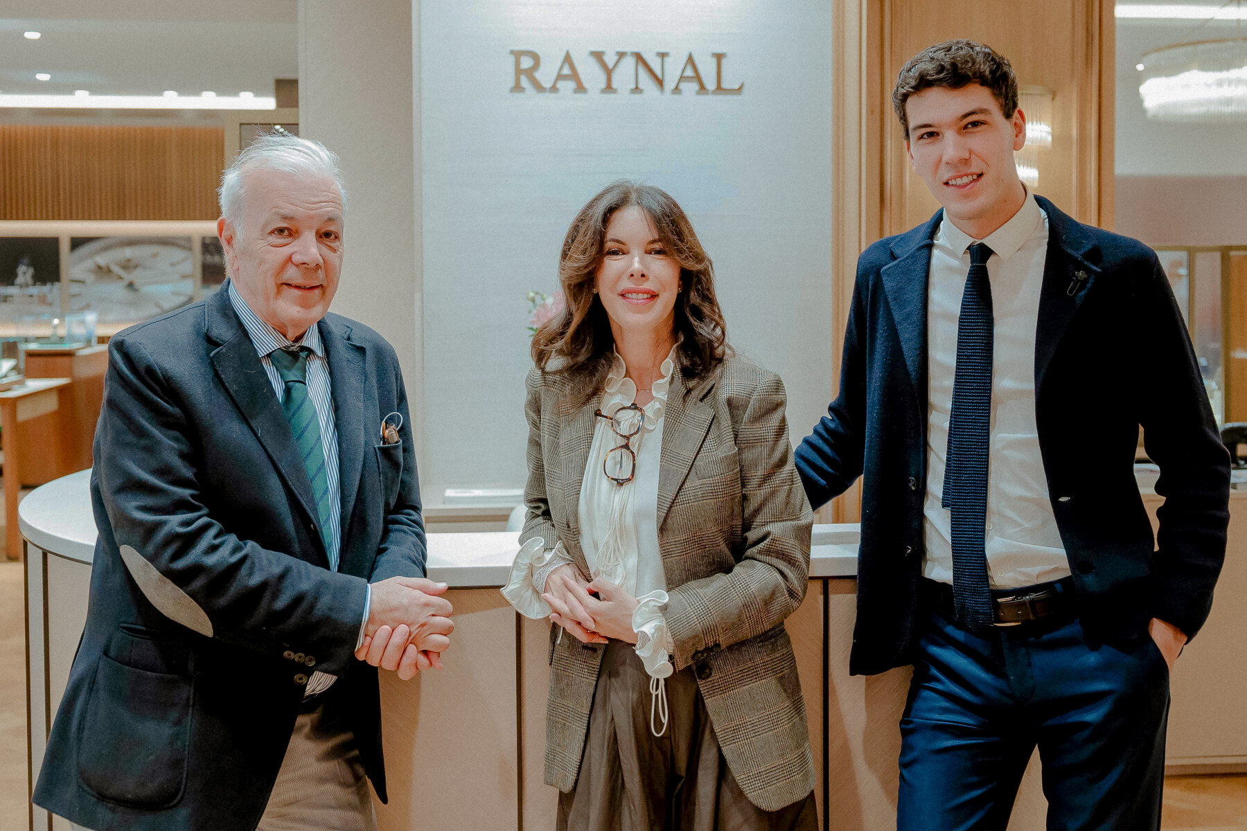 La famille Raynal réunie en boutique
