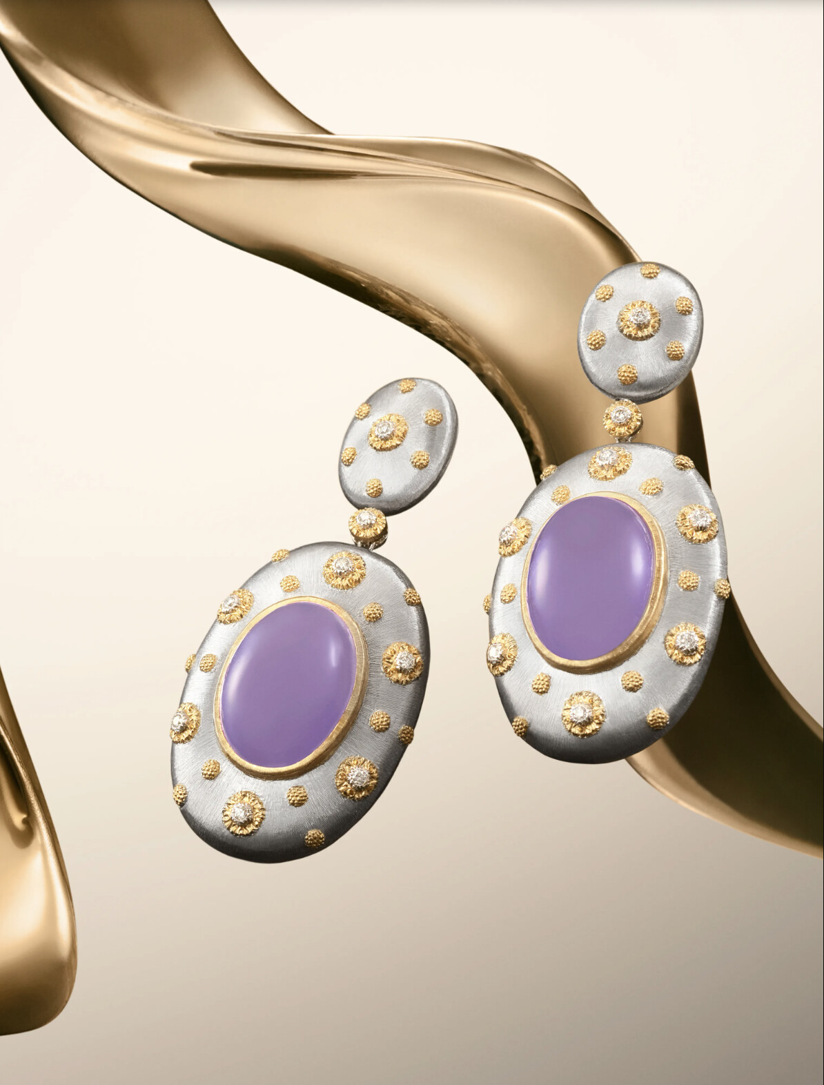 Détail d’un bijou Buccellati Macri serti de diamants