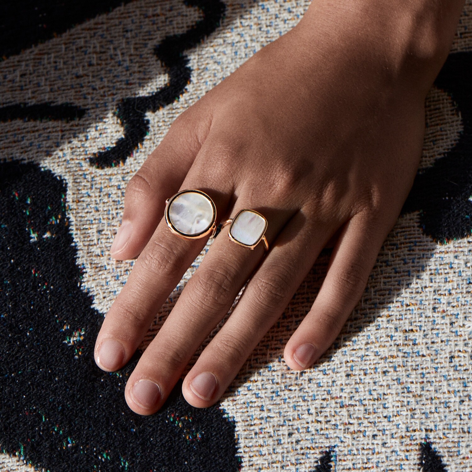 Bagues Ginette NY Disc Rings portées en accumulation