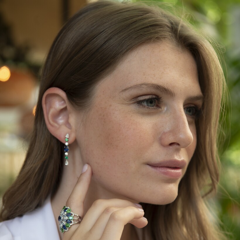 Boucles d'oreilles Raynal en or blanc diamants, saphirs et émeraudes