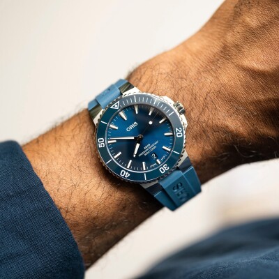 Aquis Date Bleu 41.5mm Rubber Strap Watch