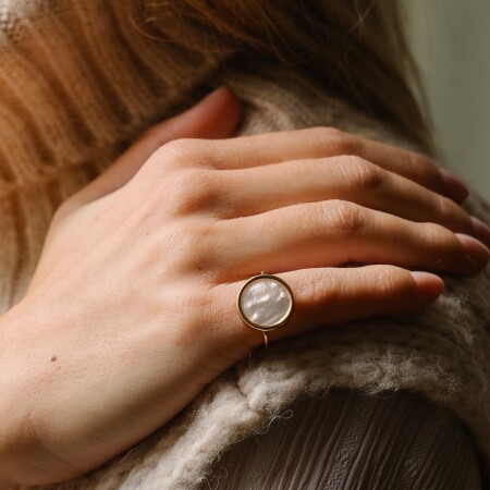 Bague Ginette NY BABY DISC RINGS en or rose et nacre blanc