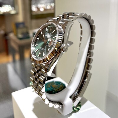 Rolex Datejust 36 – Réf. 126234 – Cadran Vert Olive Palmé – 2025 - Full Set