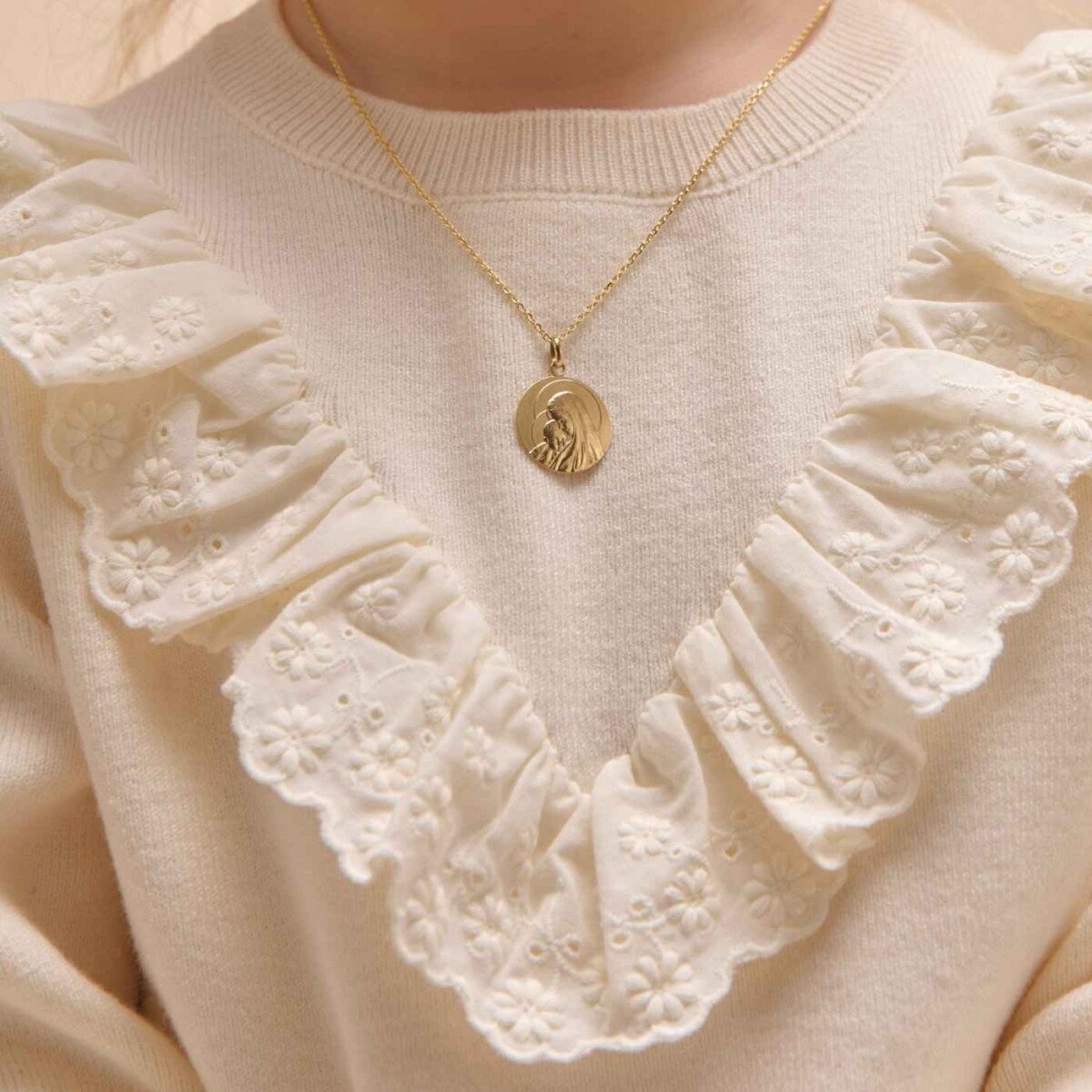 Arthus Bertrand Sweet Mother medal, satin-finish yellow gold, 18mm