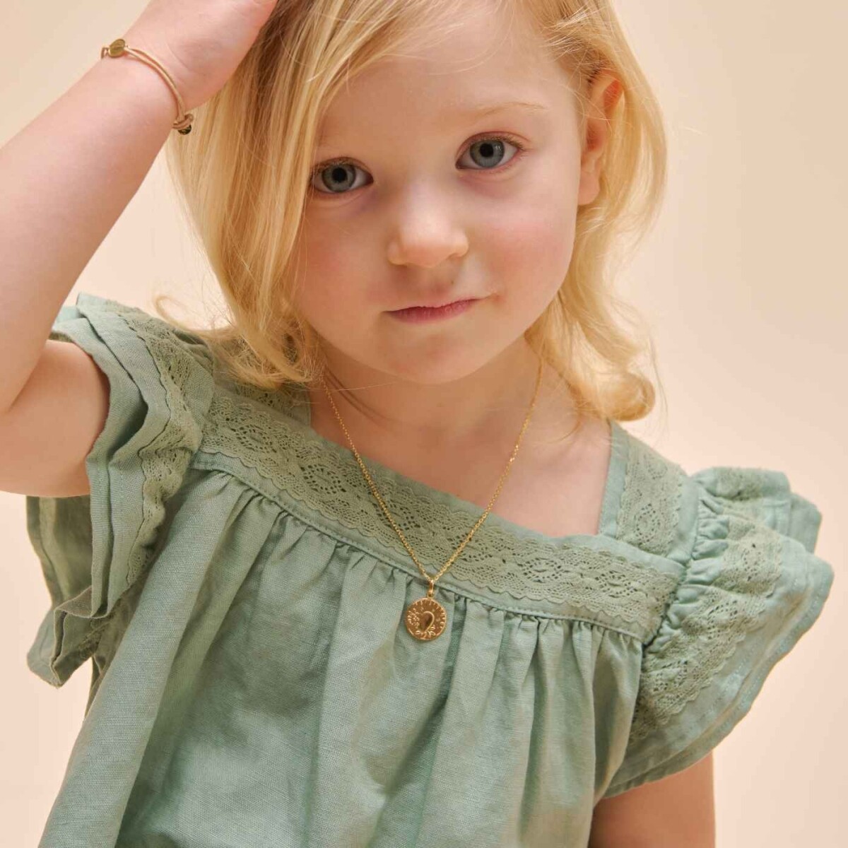 Arthus Bertrand Cœur aux Etoiles medal, sandblasted yellow gold