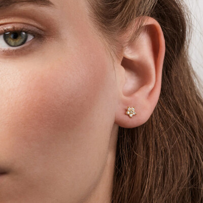 Ole Lynggaard Shooting Stars earrings in yellow gold and 12 diamonds