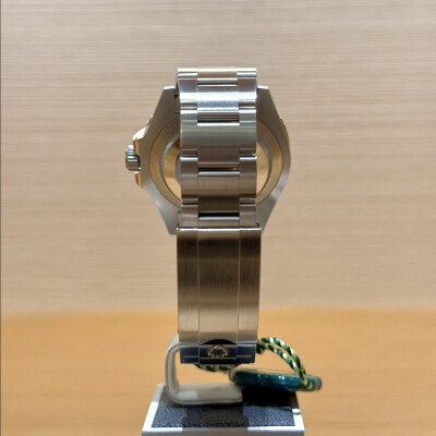 Rolex Submariner Date – Ref. 126610LV – Steel – Black Dial – Green Bezel – Full Set