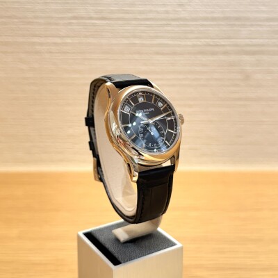 Patek Philippe Annual Calendar Moon Phases 40 – Réf. 5205G-013 – Or Blanc – Cadran Noir – Bracelet Cuir