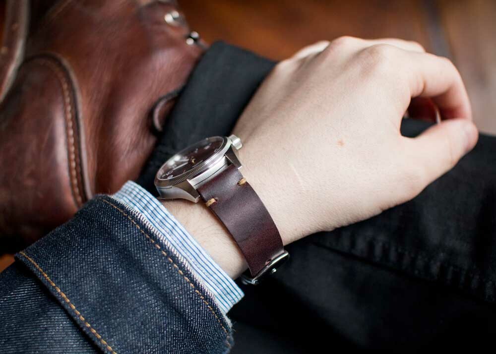 montre avec bracelet en cuir portée