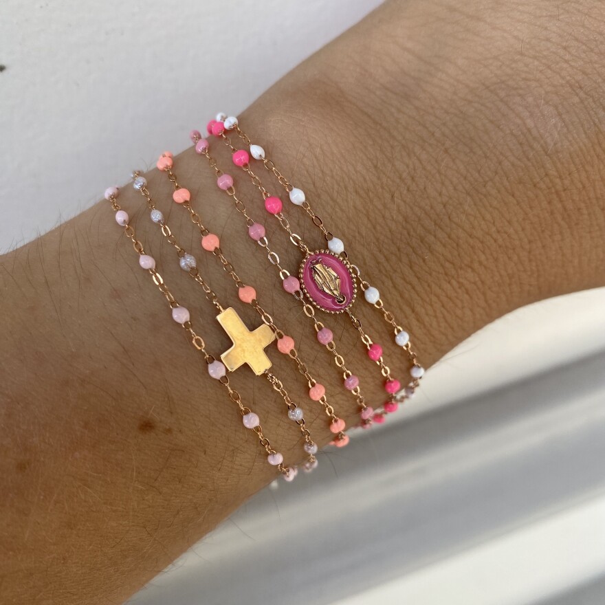 Bracelet Gigi Clozeau Croix en or rose et résine opale, 17cm