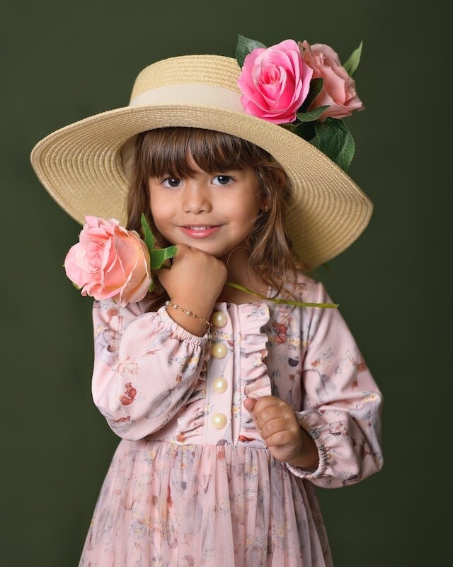 petite fille qui porte une gourmette