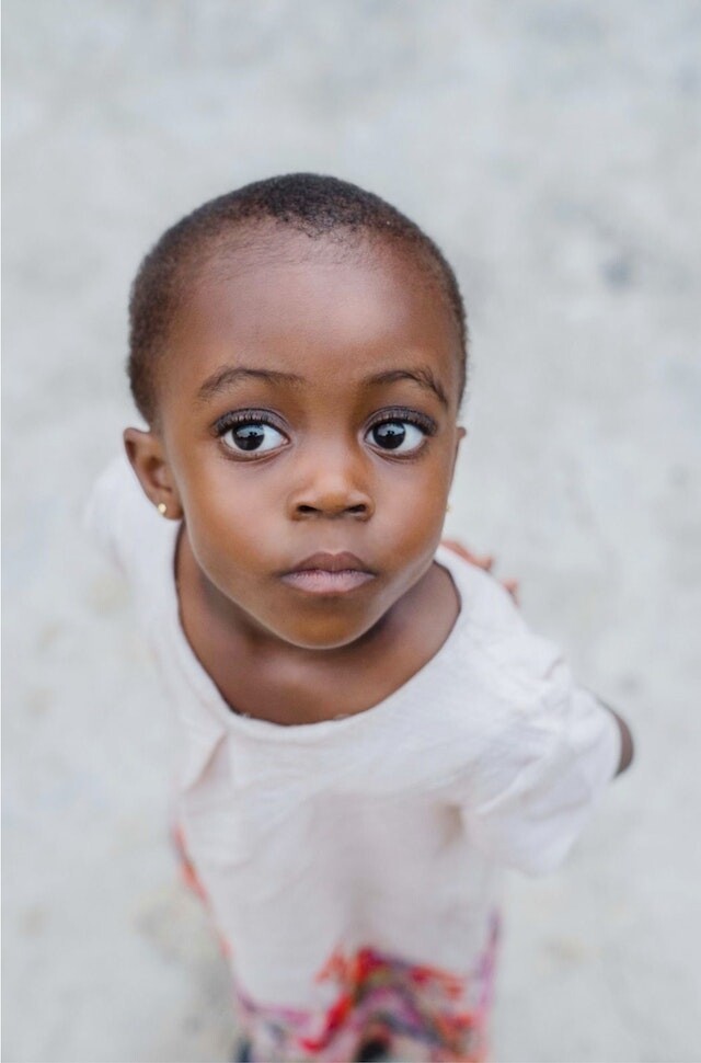 bébé fille avec des bijoux