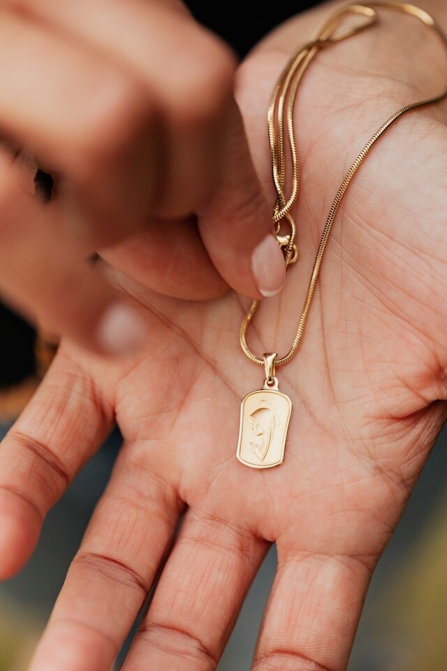 pendentif religieux avec médaille de la vierge marie