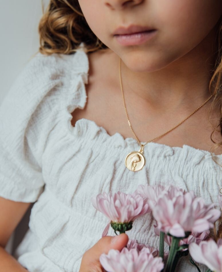 photo fille avec médaille Augis vierge