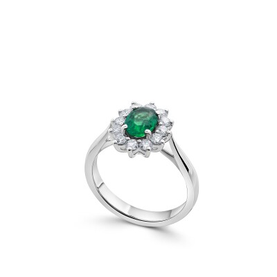 Bague en or blanc, émeraude taille ovale et diamants taille baguette