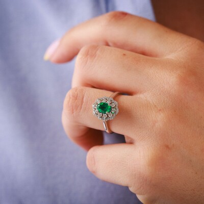 Bague Emeraude Ovale & Halo de diamants