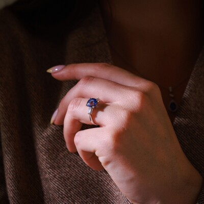 Solitaire Saphir de Ceylan taille Coussin & Diamants