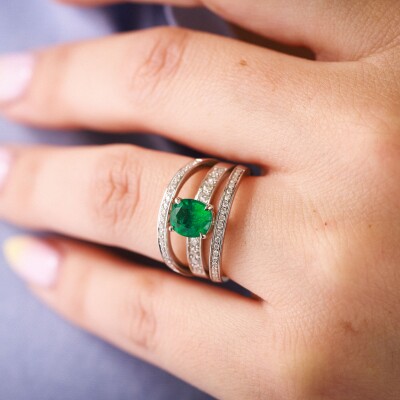 Bague Trilogie Emeraude taille coussin & Diamants