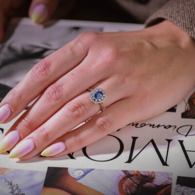 Bague Fleur Saphir Ovale & Diamants