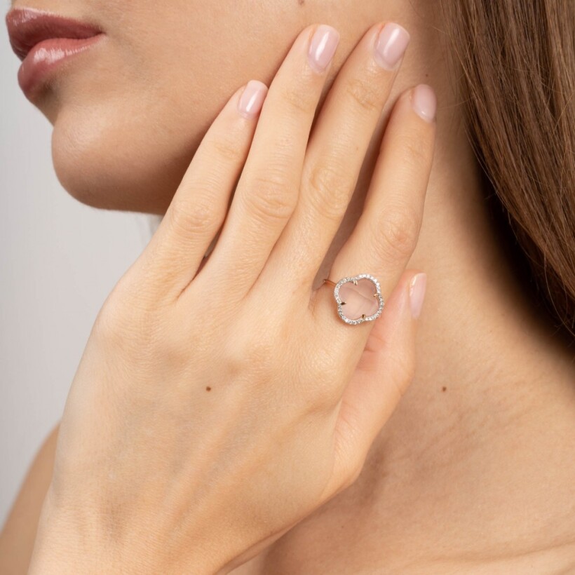 Bague Morganne Bello Victoria trèfle en or rose, quartz rose milky et diamants