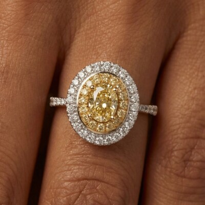 Bague Spring en or blanc, diamant jaune taille ovale et diamants