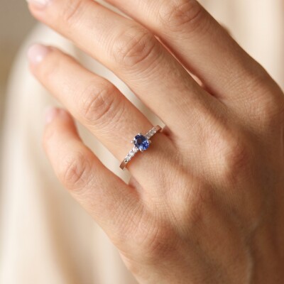 Bague TARA en or blanc, saphir taille ovale et diamants