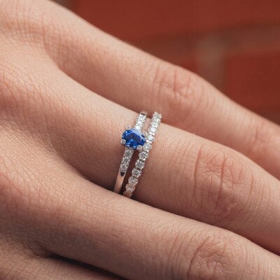 Alliance en or blanc et demi-tour diamants