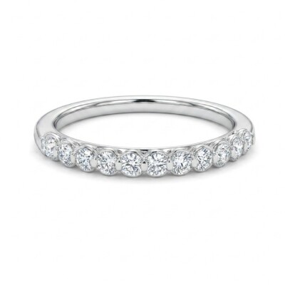 Alliance en or blanc et demi-tour diamants