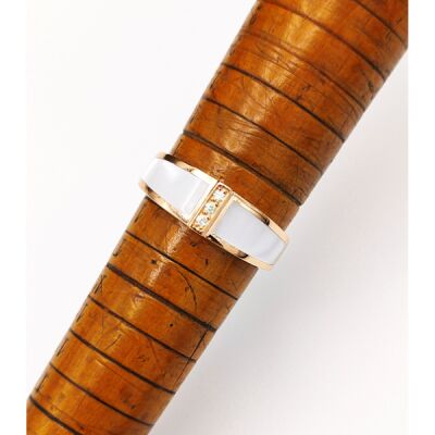 Bague Clozeau en or rose, résine blanche et diamants