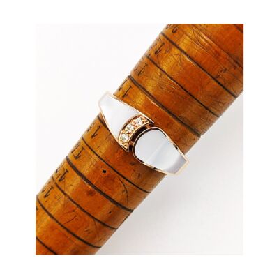 Bague Clozeau en or rose, résine blanche et diamants