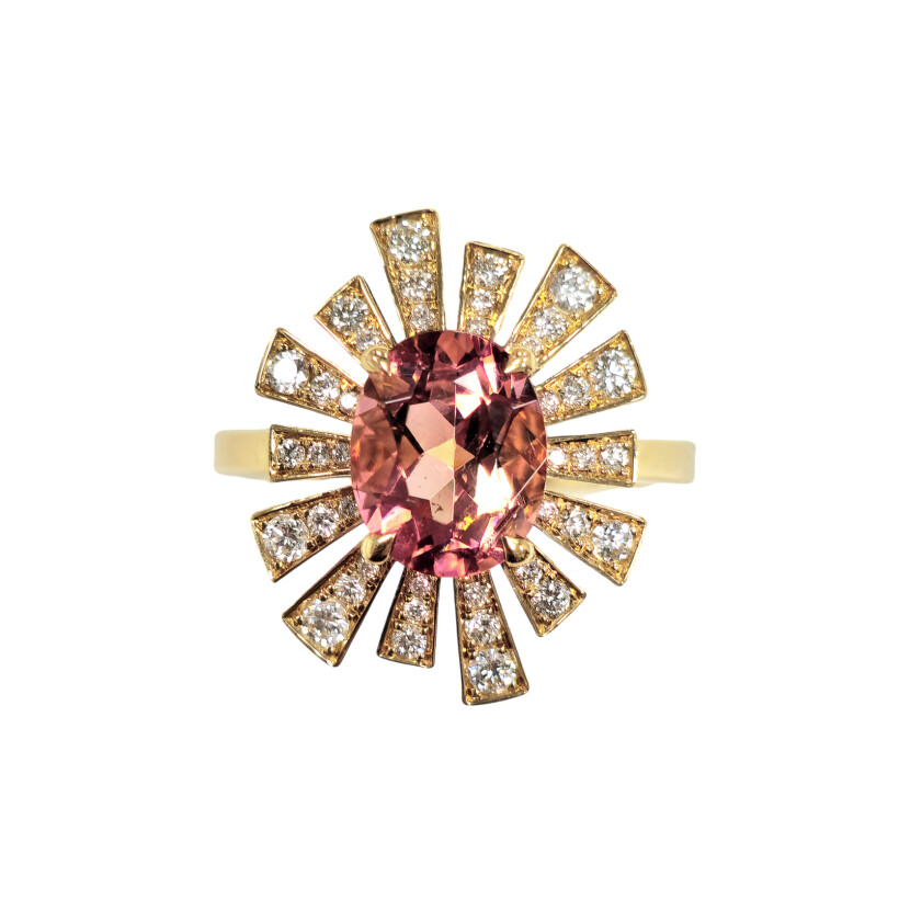 Bague en or jaune, Tourmaline rose entourée de diamants