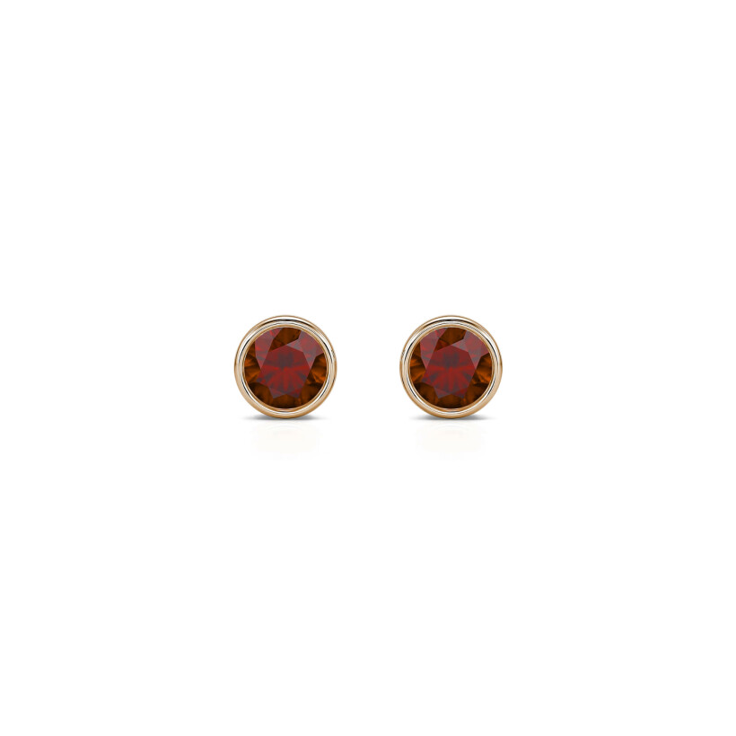 Boucles d'oreilles en or jaune et rubis sertis clos