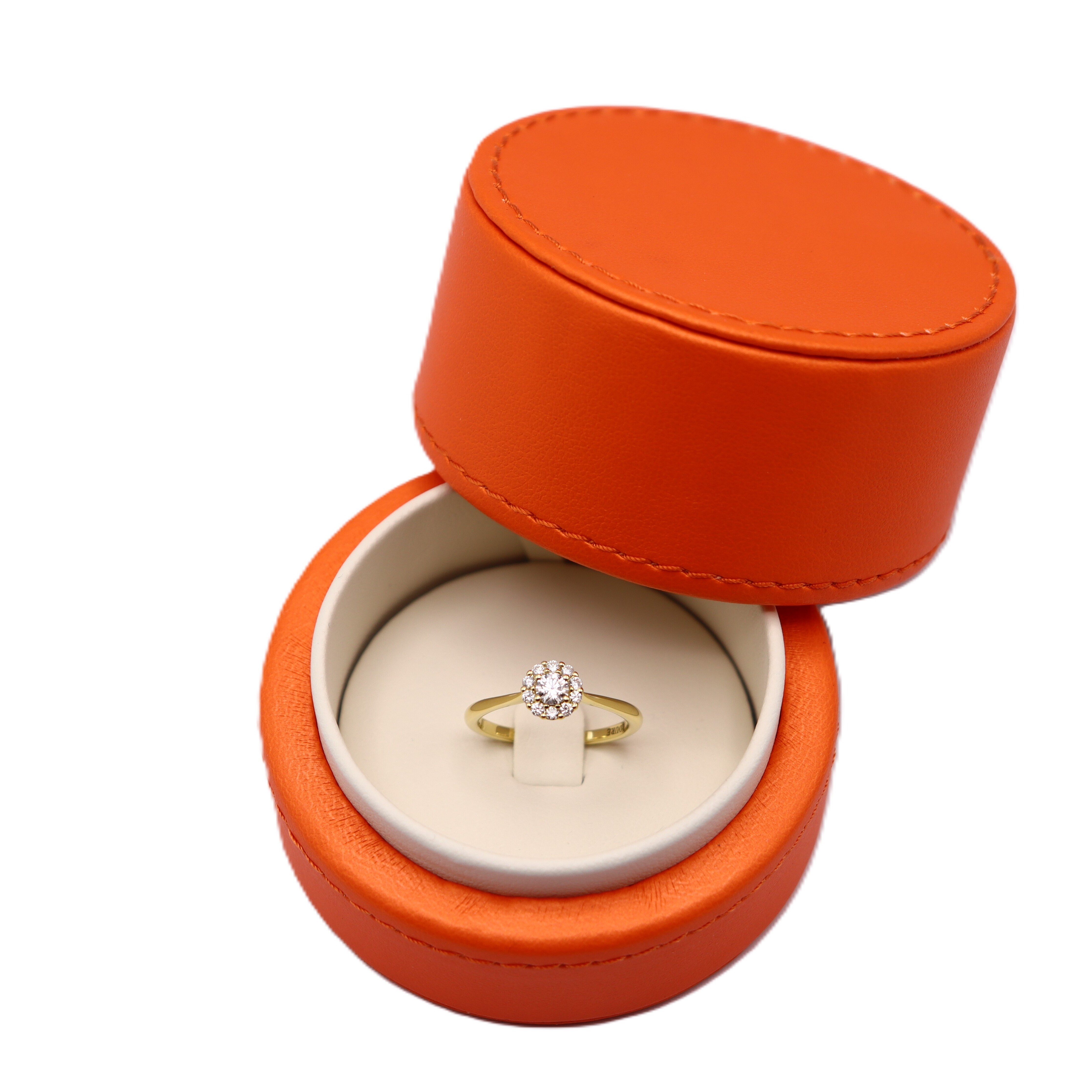 Solitaire Marianne entourage or jaune et diamants vue 4