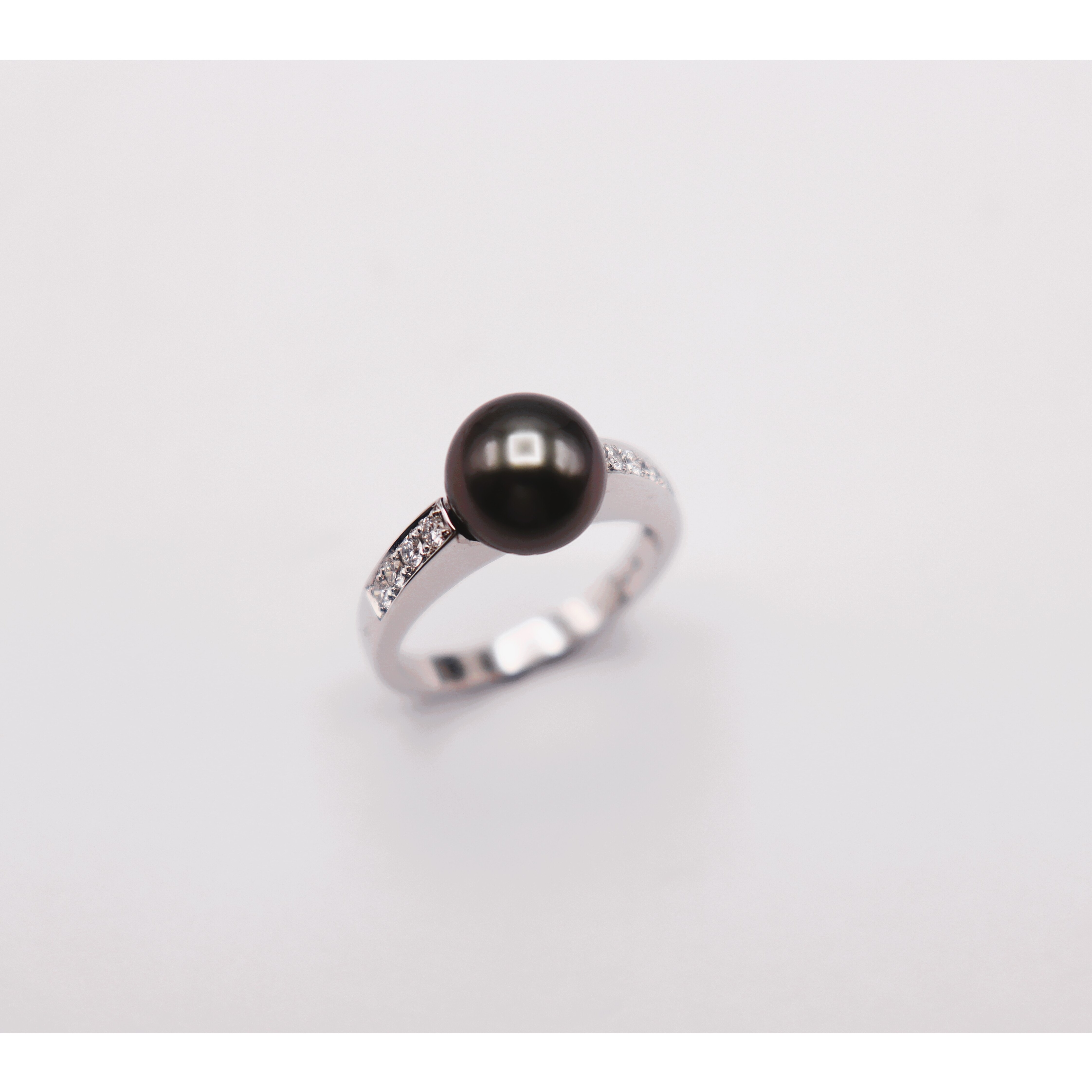 Bague or blanc, diamants et perle de Tahiti vue 1