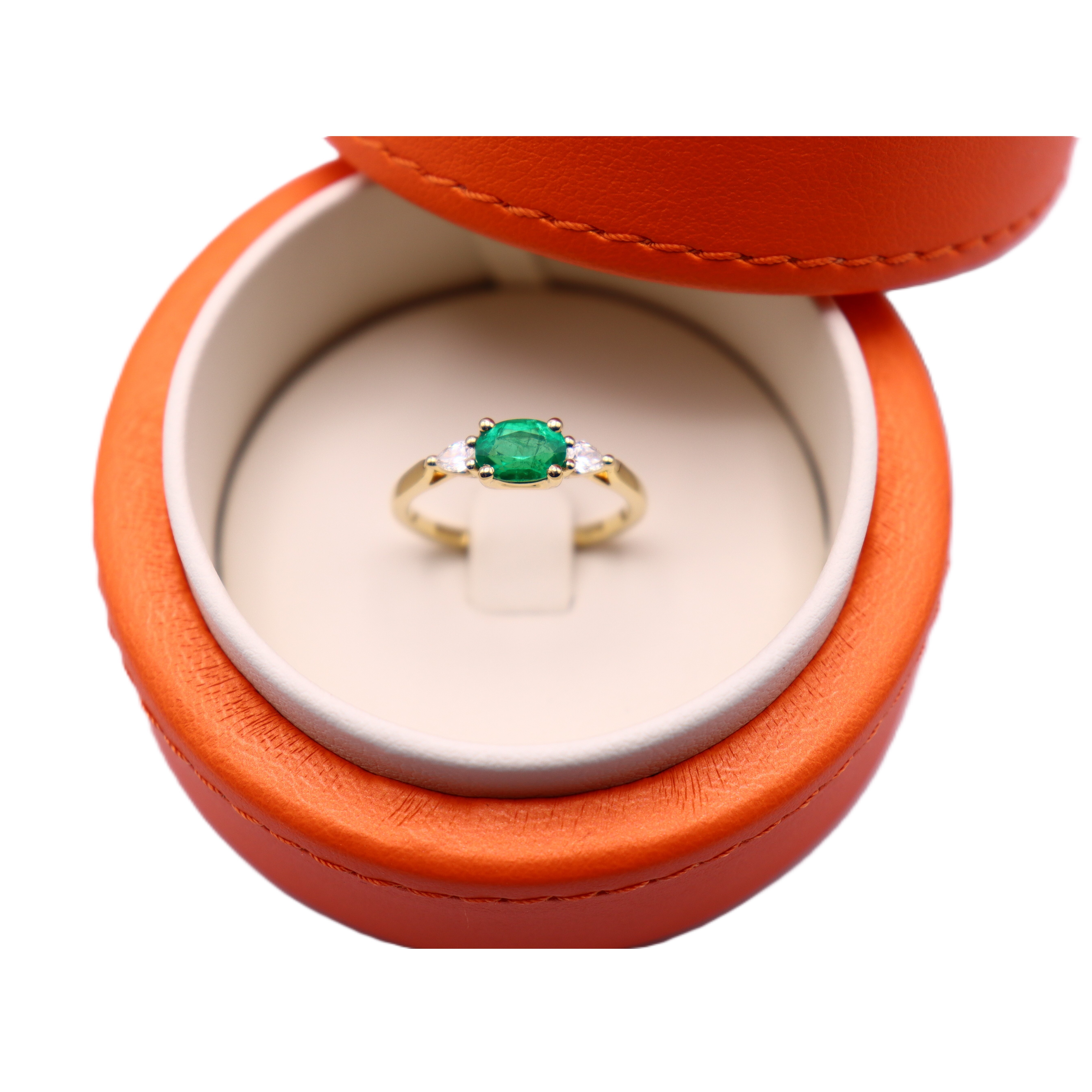 Solitaire accompagnée or jaune, Emeraude et diamants vue 3