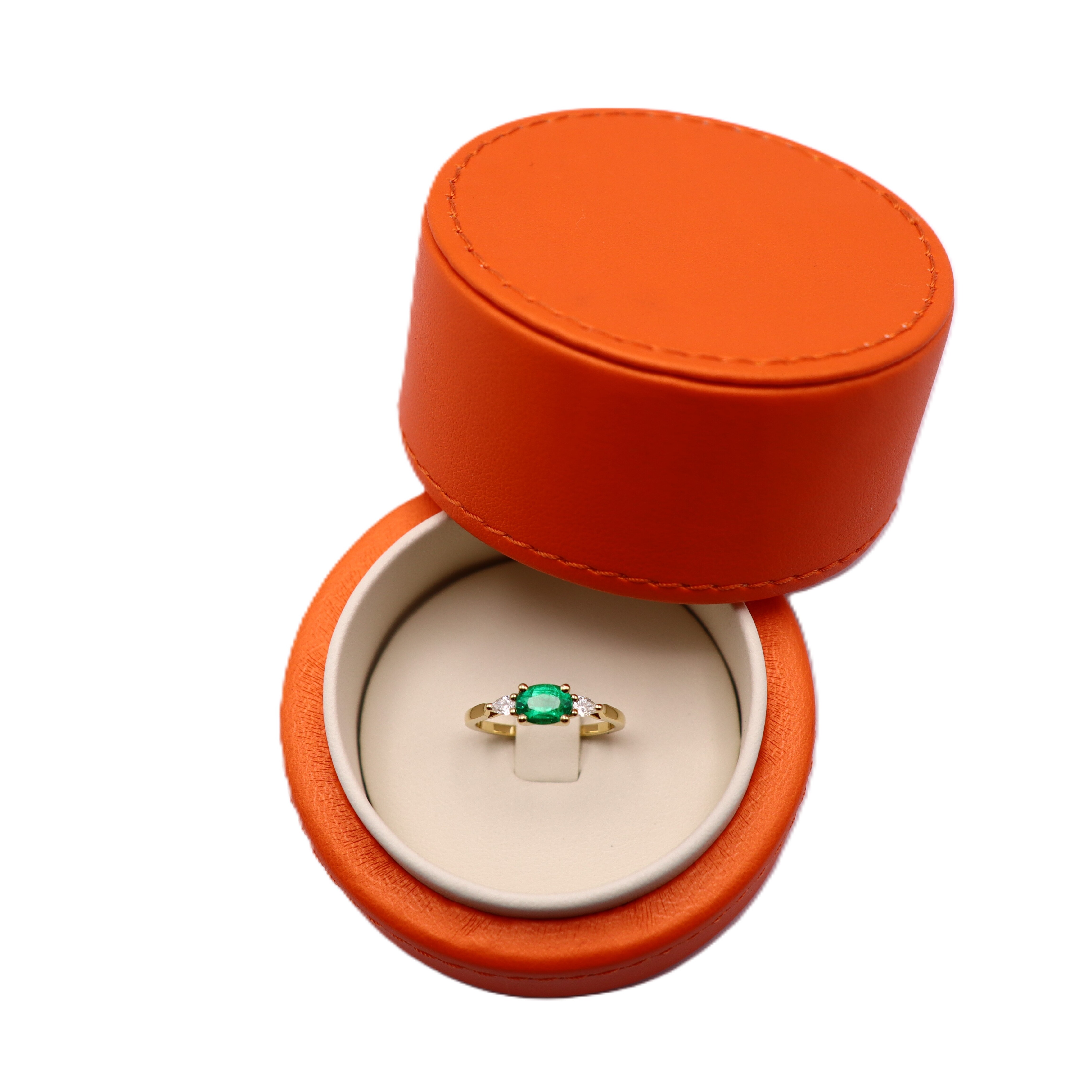 Solitaire accompagnée or jaune, Emeraude et diamants vue 4