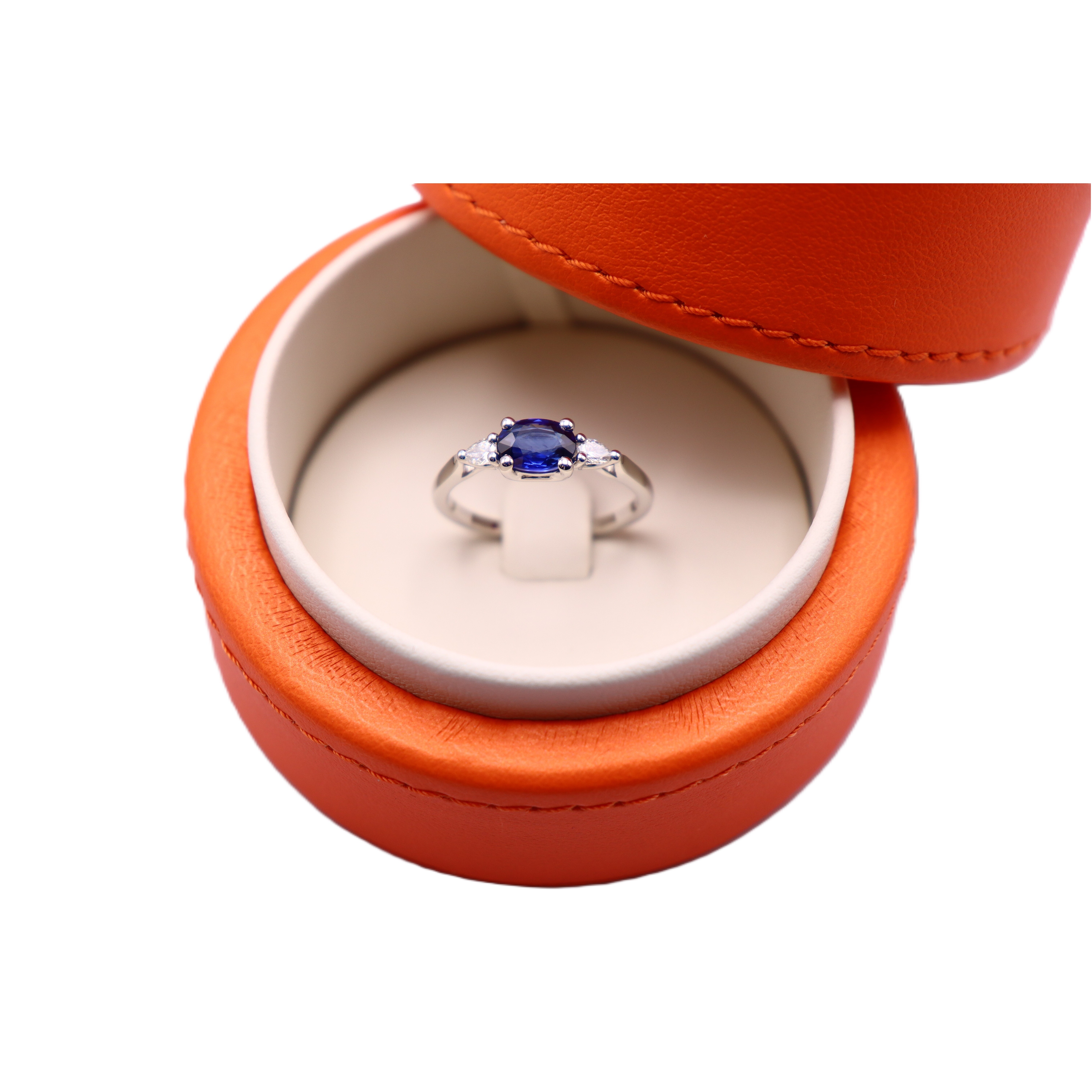 Solitaire accompagnée or blanc, Saphir et Diamants vue 4