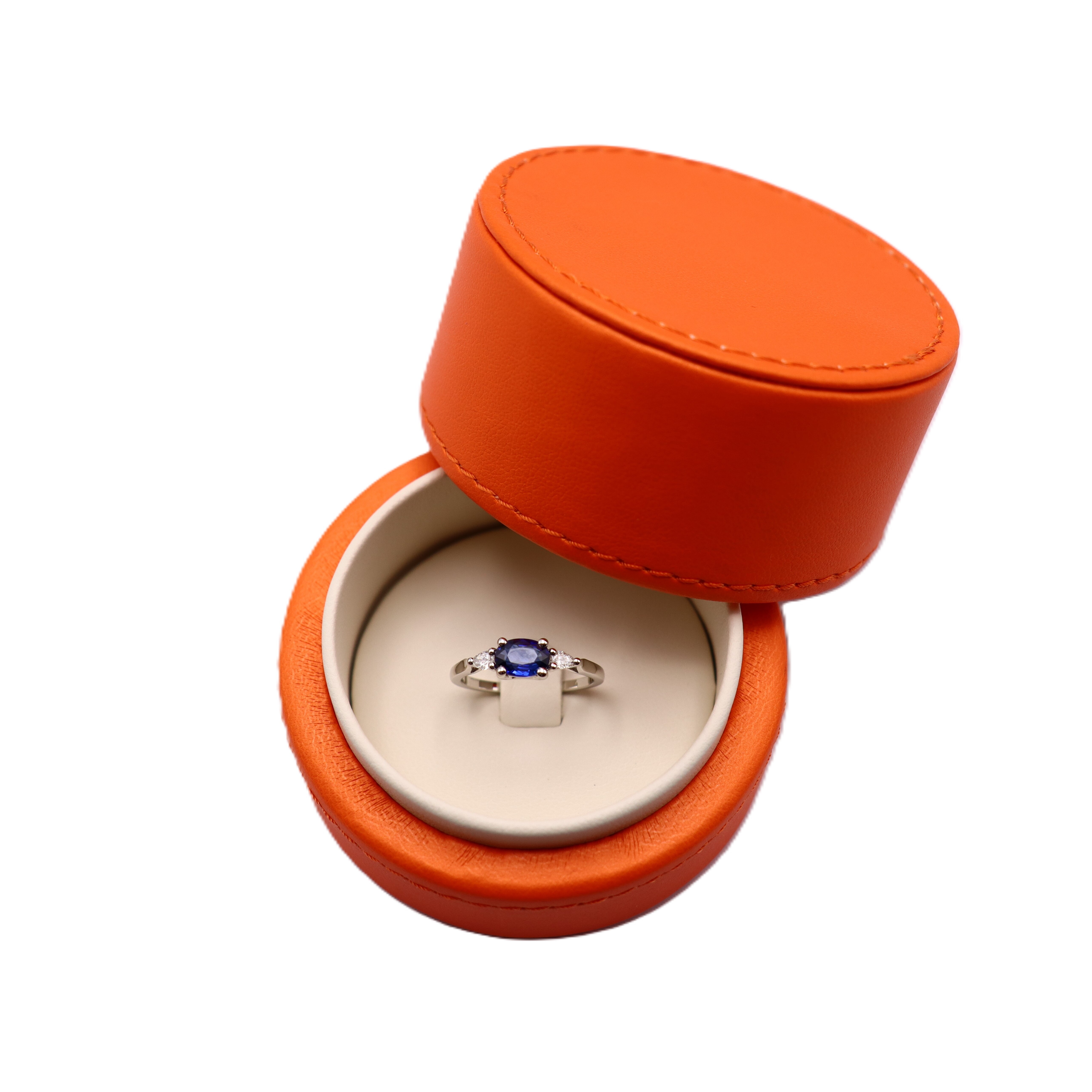 Solitaire accompagnée or blanc, Saphir et Diamants vue 5