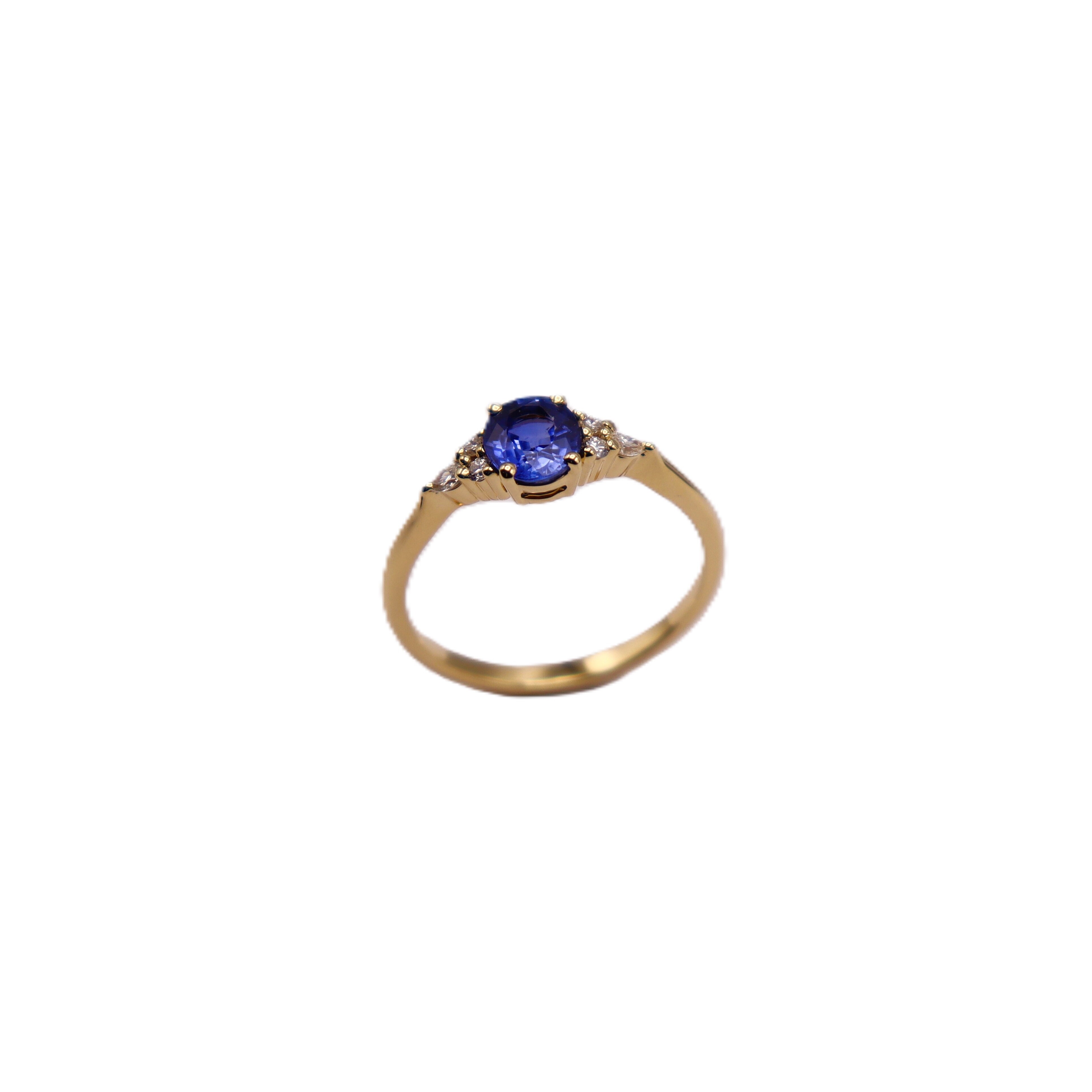 Solitaire accompagnée or blanc, Saphir et Diamants vue 3