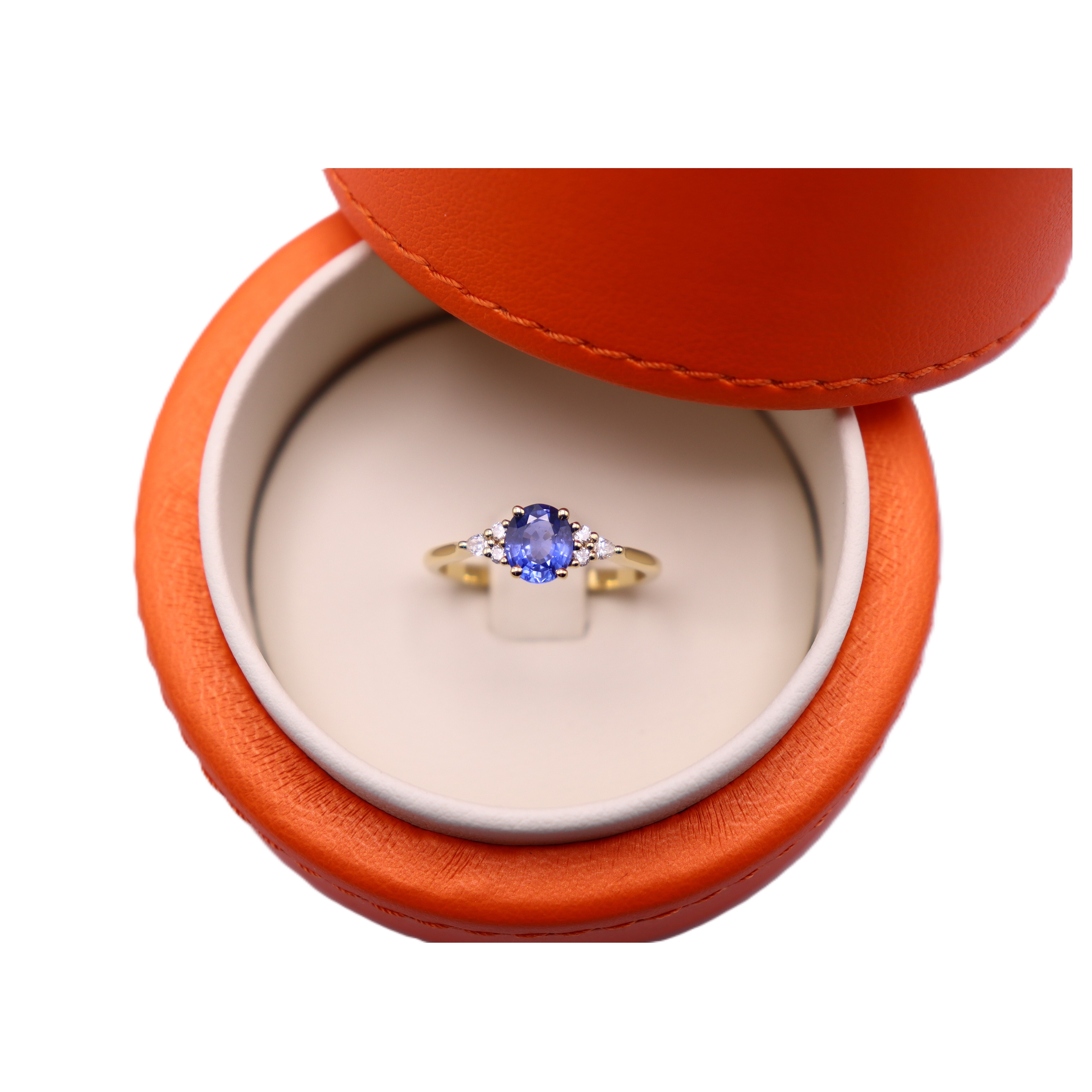 Solitaire accompagnée or blanc, Saphir et Diamants vue 4